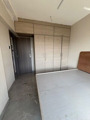 Room in 2 BHK Apartment at VS Royale 22, Vikhroli East – for Rent