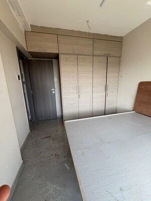 Room in 2 BHK Apartment at VS Royale 22, Vikhroli East – for Rent