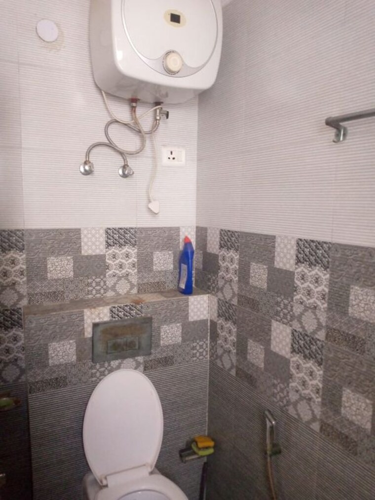 Bathroom, sector 22 dwarka 3 Bedroom 1500 Sq.Ft. Apartment In Sector 22 Dwarka Delhi 10220806