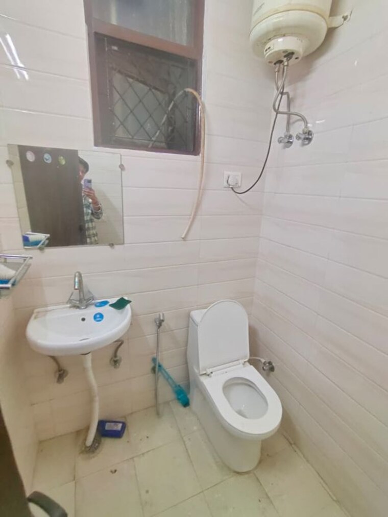 Bathroom, malviya nagar 2 Bedroom 1000 Sq.Ft. Builder Floor In Malviya Nagar Delhi 10220861