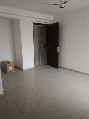 Room in 3 BHK Apartment at Gulshan Bellina, Sector 16 Greater Noida – for Rent