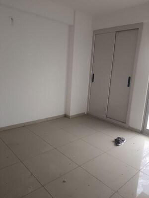 Room in 3 BHK Apartment at Gulshan Bellina, Sector 16 Greater Noida – for Rent