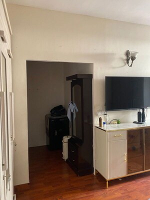 Furnished Amenities in 5 BHK Villa at Unitech South City II, Sector 50 – for Rent