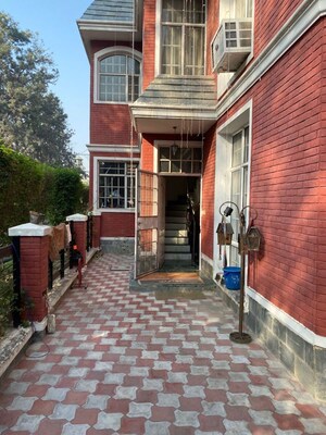 5 BHK Villa – Exterior View View at Unitech South City II, Sector 50 - for Rent