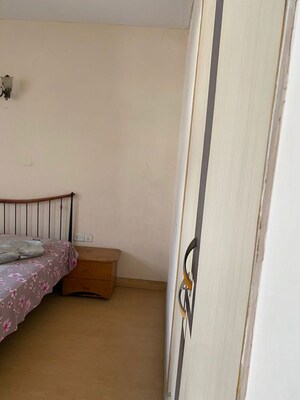 Building Lobby in 5 BHK Villa at Unitech South City II, Sector 50 – for Rent