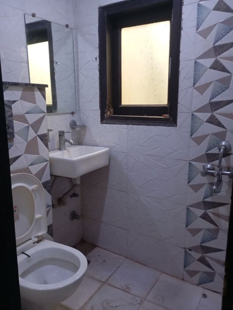 Bathroom, kailash colony Studio 360 Sq.Ft. Builder Floor In Kailash Colony Delhi 10221605