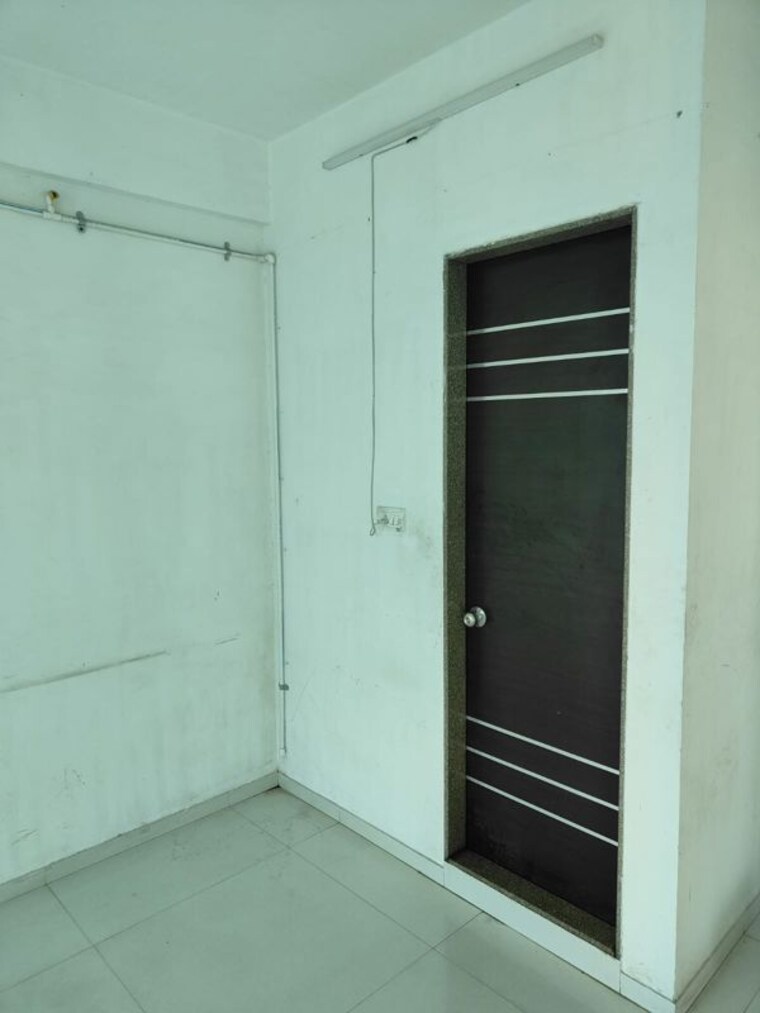 Room, adajan Commercial Office Space 310 Sq.Ft. In Adajan Surat 10221639