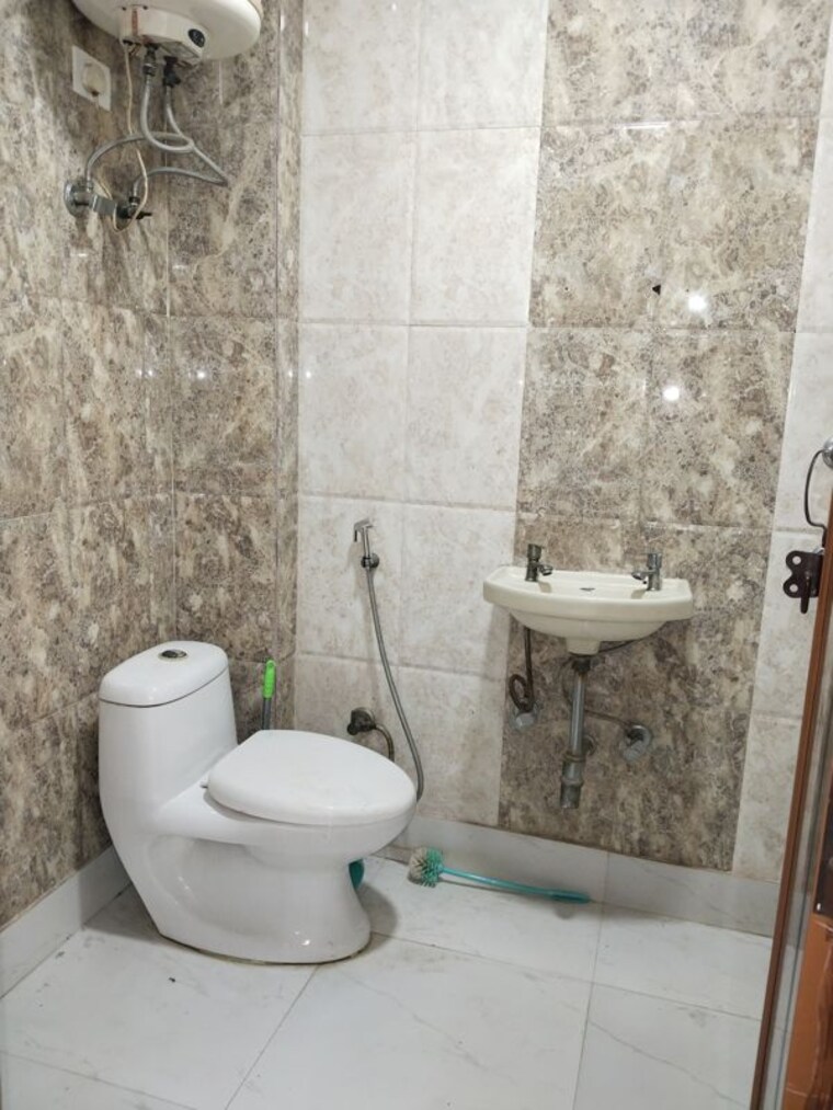 Bathroom, panchsheel vihar 3 Bedroom 1200 Sq.Ft. Apartment In Panchsheel Vihar Delhi 10221641