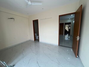 Room in 3 BHK Builder Floor at Sector 39 – for Rent