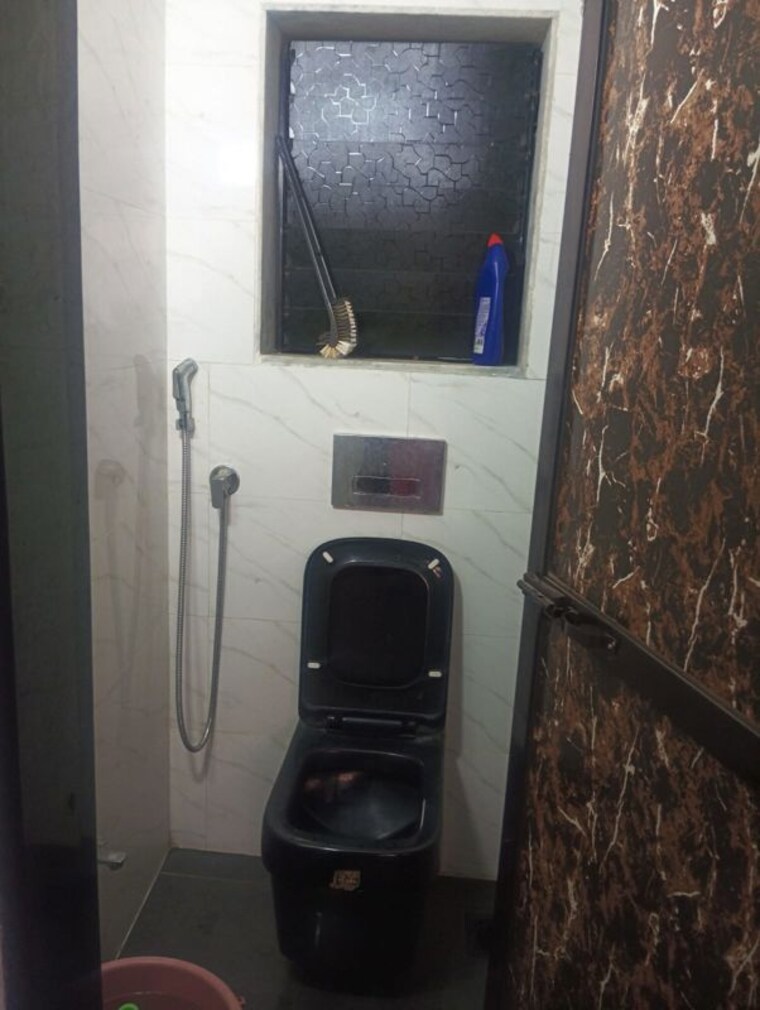 Bathroom, bander pakhadi 1 Bedroom 300 Sq.Ft. Apartment In Bander Pakhadi Mumbai 10221745