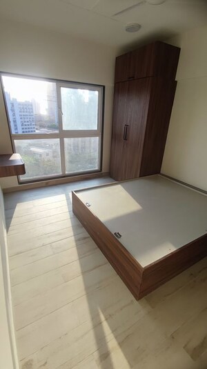 Room in 2 BHK Apartment at Dhobi Talao – for Rent