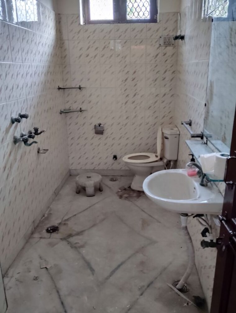 Bathroom, sector 11 3 Bedroom 3200 Sq.Ft. Independent House In Sector 11 Faridabad 10221785