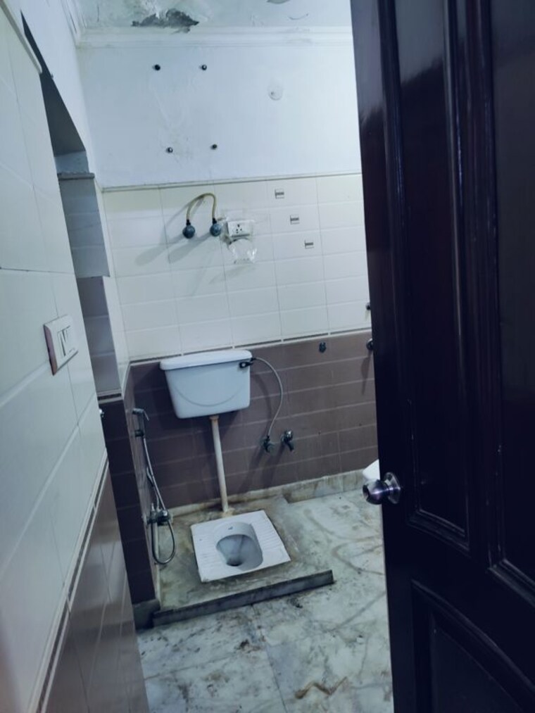 Bathroom, rwa-apartments-sector-52 2 Bedroom 1350 Sq.Ft. Builder Floor In Sector 52 Noida 10221807