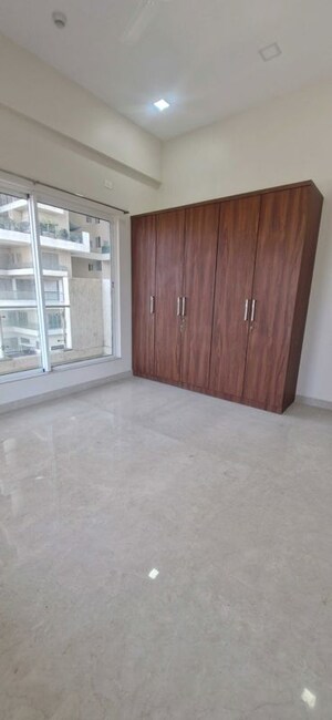 Room in 3 BHK Apartment at Indiabulls Sky, Lower Parel – for Rent