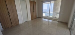 Room in 3 BHK Apartment at Indiabulls Sky, Lower Parel – for Rent