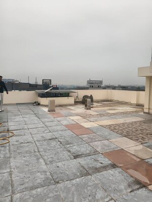 Swimming Pool in 2 BHK Apartment at Lajpat Nagar I – for Rent