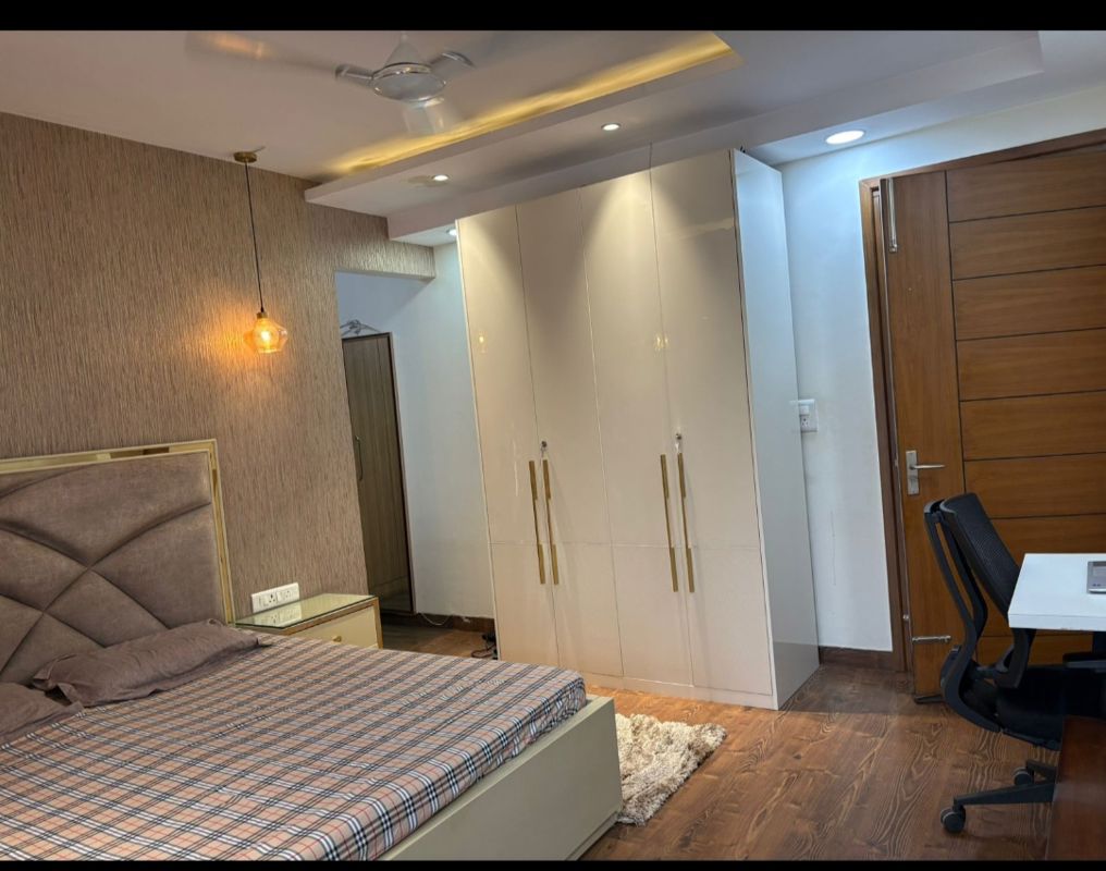 4 BHK + Servant Room 316 Sq.Yd. Builder Floor in Sushant Lok 2