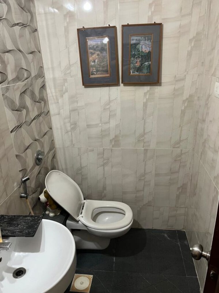 Bathroom, dev-leo-tower 2 Bedroom 700 Sq.Ft. Apartment In Oshiwara Mumbai 10221954