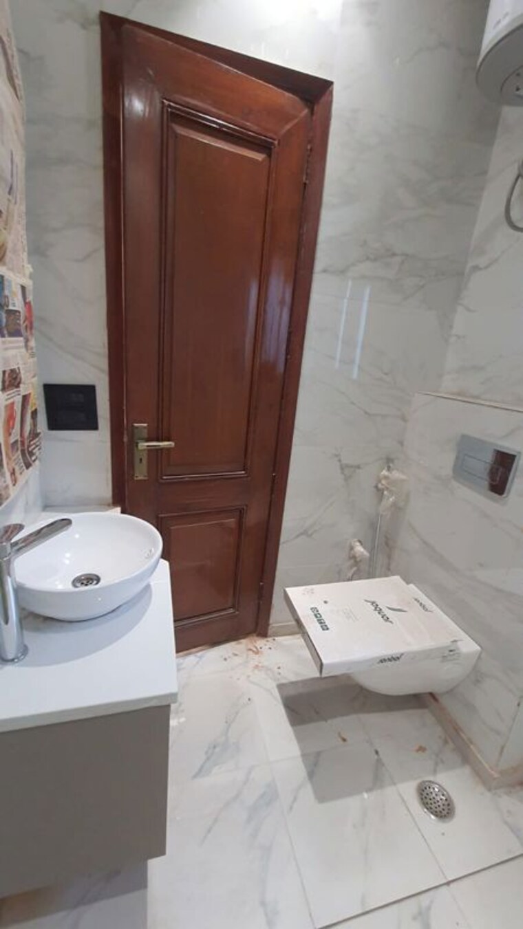 Bathroom, shivalik colony 3 Bedroom 200 Sq.Yd. Builder Floor In Shivalik Colony Delhi 10221960