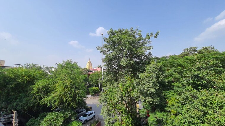 Garden, shivalik colony 3 Bedroom 200 Sq.Yd. Builder Floor In Shivalik Colony Delhi 10221960