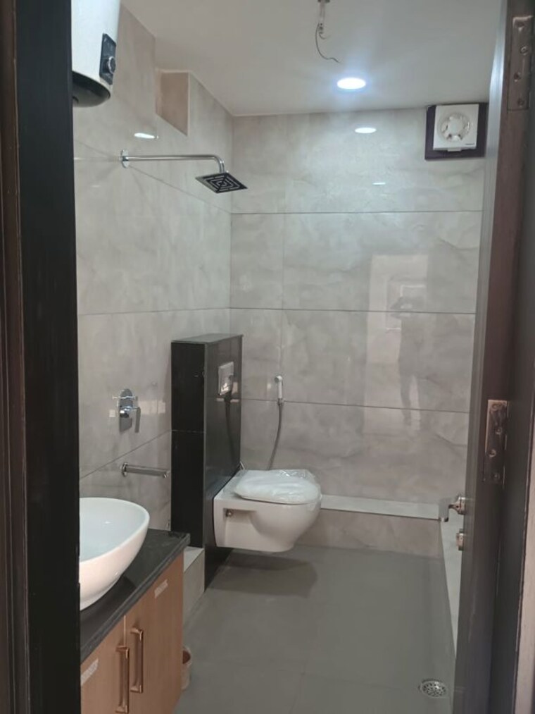 Bathroom, vasant kunj 4 Bedroom 2200 Sq.Ft. Apartment In Vasant Kunj Delhi 10222024