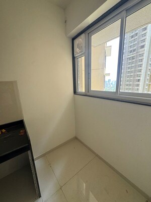 Room in 2 BHK Apartment at Runwal Sanctuary, Mulund West – for Rent