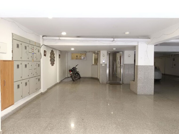  Parking, vasant vihar 3 Bedroom 250 Sq.Yd. Apartment In Vasant Vihar Delhi 10222048