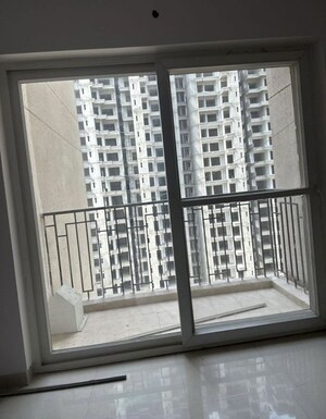 Room in 3 BHK Apartment at ATS Dolce, Zeta I Greater Noida – for Rent