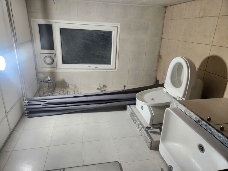 Bathroom, bhartiya-nikoo-homes-phase-2 4 Bedroom 3250 Sq.Ft. Penthouse In Thanisandra Main Road Bangalore 10222063