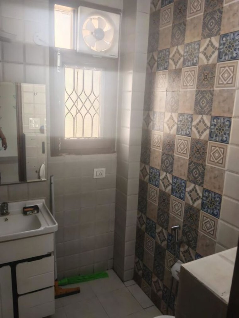 Bathroom, greater kailash ii 3 Bedroom 2000 Sq.Ft. Builder Floor In Greater Kailash ii Delhi 10222068