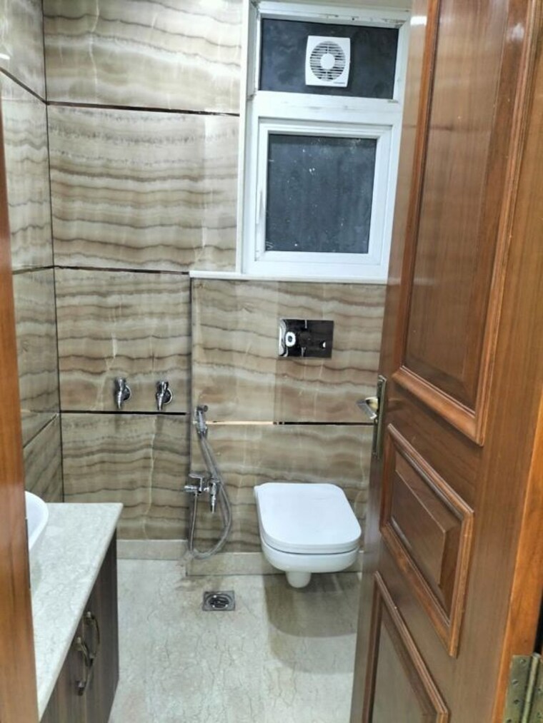 Bathroom, greater kailash ii 3 Bedroom 2000 Sq.Ft. Builder Floor In Greater Kailash ii Delhi 10222068
