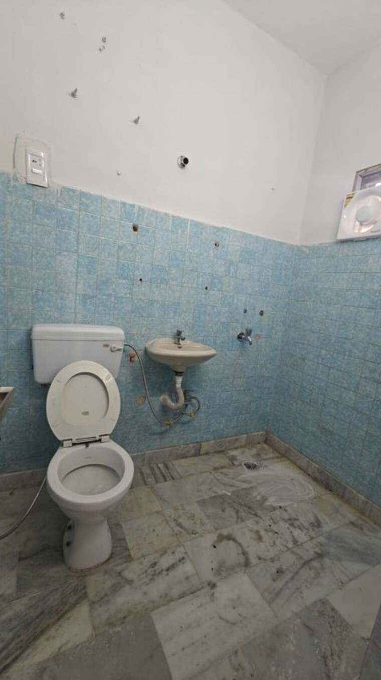 Bathroom, kalkaji 3 Bedroom 1800 Sq.Ft. Builder Floor In Kalkaji Delhi 10222066