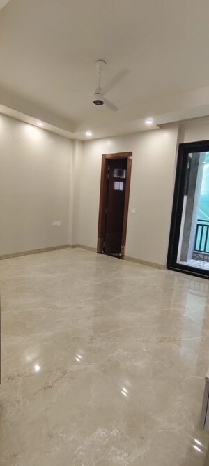 Room in 3 BHK Builder Floor at Sushant Lok 3, Sector 57 – for Rent