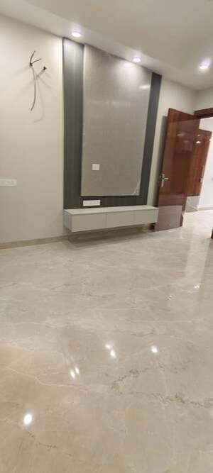 Room in 3 BHK Builder Floor at Sushant Lok 3, Sector 57 – for Rent