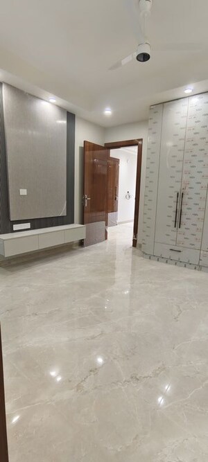 Room in 3 BHK Builder Floor at Sushant Lok 3, Sector 57 – for Rent