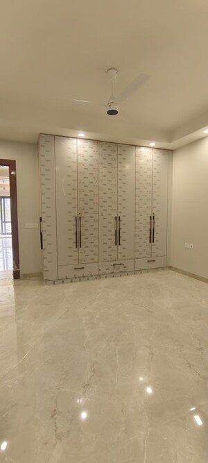 Room in 3 BHK Builder Floor at Sushant Lok 3, Sector 57 – for Rent