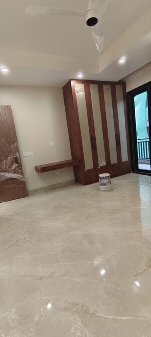 Room in 3 BHK Builder Floor at Sushant Lok 3, Sector 57 – for Rent