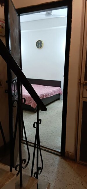 Furnished Amenities in 1 BHK Apartment at Vasant Vihar – for Rent