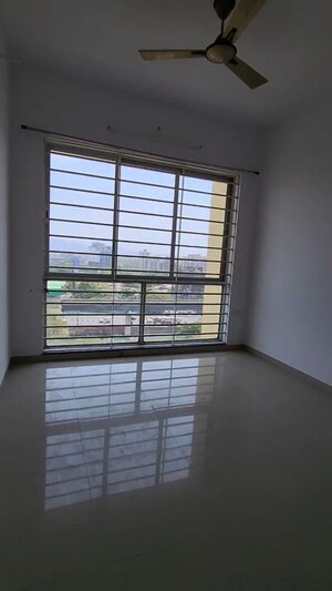 Room in 3 BHK Apartment at Sheth Vasant Lawns, Laxmi Nagar – for Rent