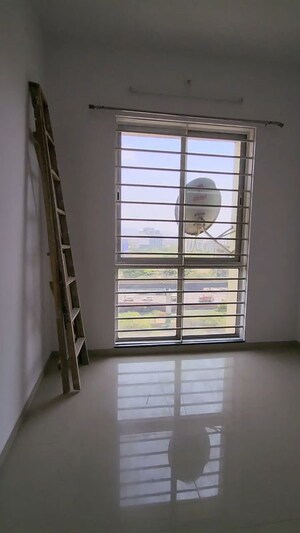 Bedroom in 3 BHK Apartment at Sheth Vasant Lawns, Laxmi Nagar – for Rent