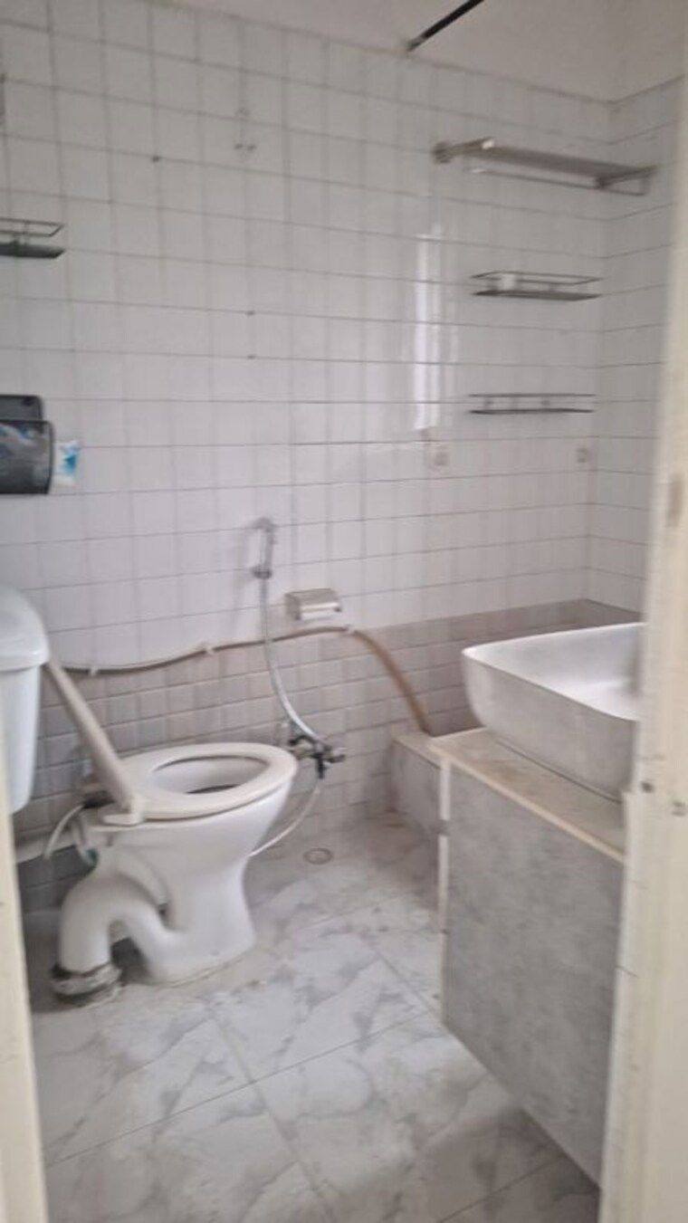 Bathroom, ip extension 3 Bedroom 1500 Sq.Ft. Apartment In Ip Extension Delhi 10222353