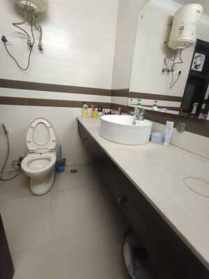 Team Area in 3 BHK Builder Floor at Shivalik Colony – for Rent