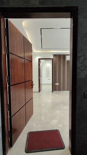 Building Lobby in 4 BHK Builder Floor at RWA Residential Society Sector 46, Sector 46 – for Sale