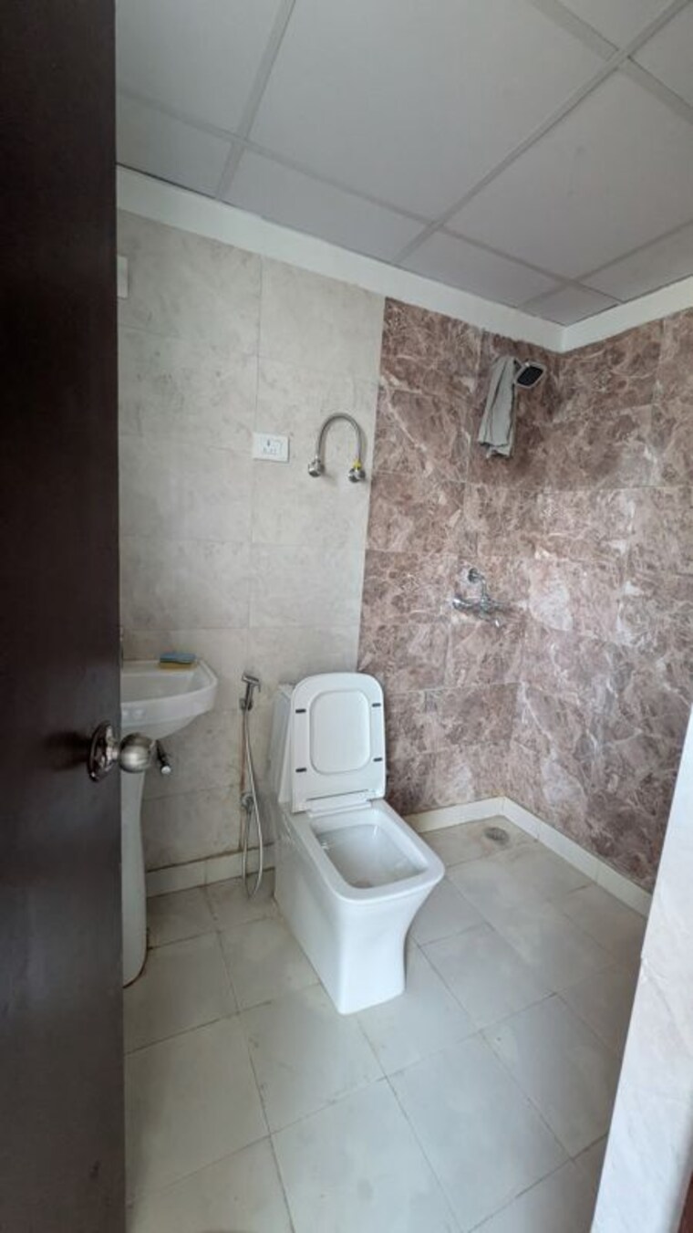 Bathroom, palm-marina-suites 2 Bedroom 950 Sq.Ft. Apartment In Nh 24 Ghaziabad 10222459