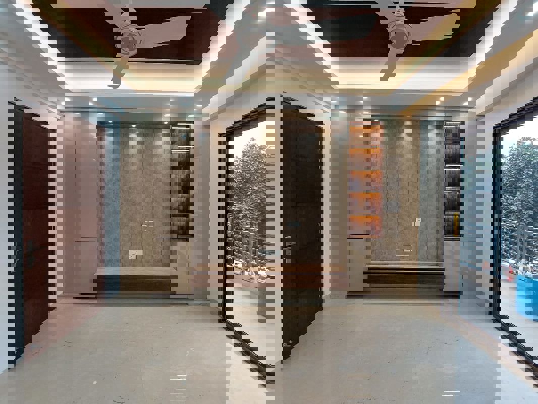 4 BHK 360 Sq.Yd. Builder Floor in Malibu Shopping Arcade