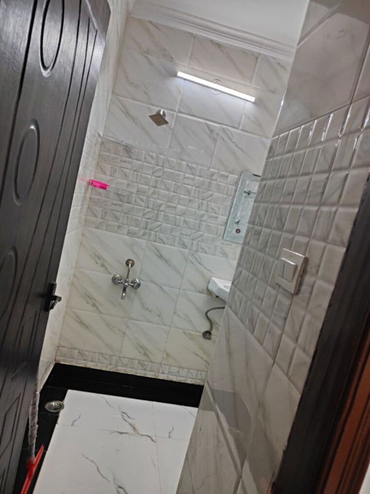 Bathroom, east of kailash Studio 400 Sq.Ft. Builder Floor In East Of Kailash Delhi 10222728