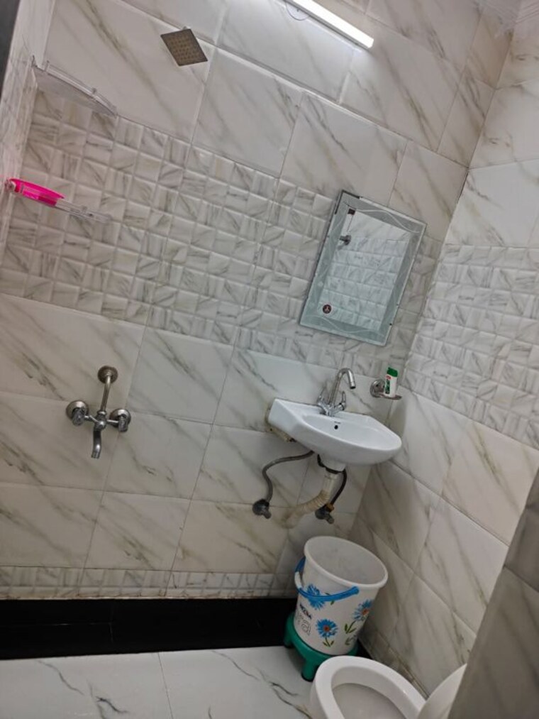Bathroom, east of kailash Studio 400 Sq.Ft. Builder Floor In East Of Kailash Delhi 10222728