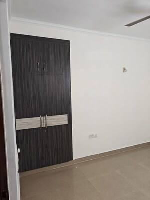 Room in 3 BHK Apartment at Amrapali Sapphire, Sector 45 – for Rent