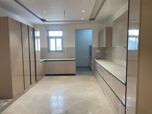 Room in 4 BHK Builder Floor at Sector 21a – for Rent