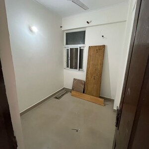 Room in 2.5 BHK Apartment at Amrapali Zodiac, Sector 120 – for Rent